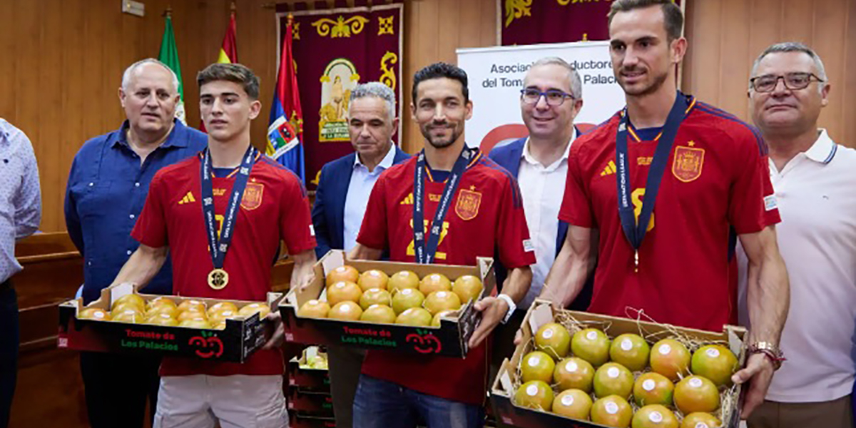 I campioni Gavi, Ruiz e Navas omaggiati con i pomodori